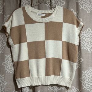 Moon & Madison Checkered Sleeveless Sweater – Trendy & Cozy